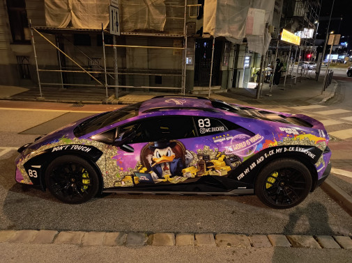 Lamborghini pred Dankovou kanceláriou...